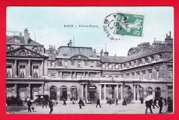 F-75-Paris-517P45 Le Palais Royal, Animation, Vieille Voiture, Cpa Colorisée, BE - Autres Monuments, édifices