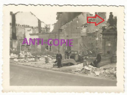 WW2 RARE PHOTO ORIGINALE Soldats Allemands Destruction & Statue Napoléon à STAINVILLE P. Bar Le Duc 55 MEUSE 6.2x4.4cm - 1939-45