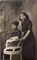 Carte Photo De Deux Jeune Filles élégante Posant Dans Un Studio Photo Vers 1915 - Anonyme Personen