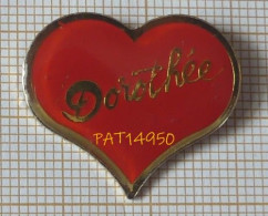 PAT14950 DOROTHE CHANTEUSE ET ANIMATRICE TELE COEUR ROUGE - Medien