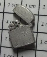 811F  Pin's Pins / Beau Et Rare / MARQUES / MINI PIN'S BRIQUET GENRE ZIPPO METAL ACIER - Trademarks