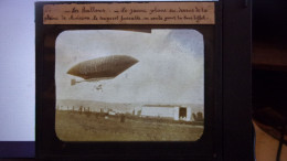 PHOTO LEGENDEE SUR VERRE BALLON DIRIGEABLE LE JAUNE DE LEBAUDY AU DESSUS DE LA PLAINE DE MOISSON 78 YVELINES - Glasdias