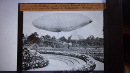 PHOTO LEGENDEE SUR VERRE BALLON DIRIGEABLE SANTOS DUMONT A BOULOGNE AU DESSUS DE PROPRIETE ROTSCHILD - Diapositivas De Vidrio