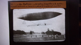 PHOTO LEGENDEE SUR VERRE BALLON DIRIGEABLE  SANTOS DUMONT PELOUSE DE LONGCHAMP LE 12 JUILLET - Diapositivas De Vidrio