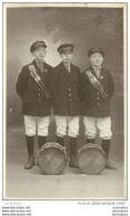 CARTE PHOTO NON IDENTIFIEE  JEUNES GENS ET TAMBOURS  NOTE USN SUR LES CASQUETTES - A Identifier