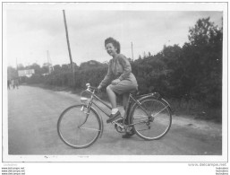 PHOTO ORIGINALE   FEMME  SUR UN VELO - Lieux