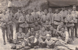 UN  GROUPE  DE  MILITAIRES  A  IDENTIFIER...CPA GLACEE - Maniobras