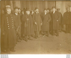 ARRIVEE DES OTAGES A LA GARE DE LYON 01/1916  PHOTO ORIGINALE  11 X 8.50 CM - Guerre, Militaire