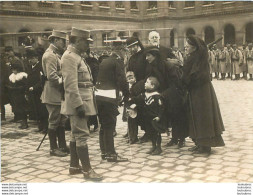 AUX INVALIDES LE GENERAL REMET LA DECORATION AUX FAMILLES 02/1916  PHOTO ORIGINALE  9 X 7 CM - Guerre, Militaire