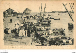 CROIX DE VIE EN ARRIVANT DE LA PECHE LES PETITS CANOTS VIENNENT VENDRE LA SARDINE - Saint Gilles Croix De Vie