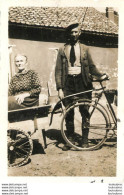 PHOTO ORIGINALE  HOMME AVEC VELO ET SA FEMME DANS LA CHARRETTE  8.50 X 6 CM - Anonieme Personen