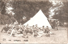 Carte Photo Groupe De Militaires Près D'une Tente Au Camp Du LARZAC En 1939 - Régiments