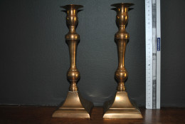 2 Anciens Bougeoirs En Cuivre Ou Laiton à Base Carrée (H 24.5 Cm) XIXè - Luminaire Candélabre Chandelier Bougie Bronze  - Chandeliers, Candelabras & Candleholders