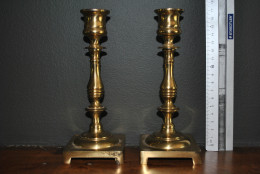 2 Anciens Bougeoirs En Cuivre Ou Laiton Doré à Base Carrée (H 17.5 Cm) - Luminaire Candélabre Chandelier Bougie Bronze  - Candeleros, Candelabros Y Palmatorias