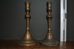 2 Anciens Bougeoirs En Cuivre Ou Laiton Base Circulaire (H 23.5 Cm) XIXè Luminaire Candélabre Chandelier Bougie Bronze  - Kandelaars, Kandelaars & Kandelaars