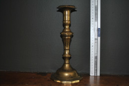 Anciens Bougeoir Style Néogothique En Cuivre Ou Laiton Doré (H 24.5 Cm) - Luminaire Candélabre Chandelier Bougie Bronze  - Candelabri E Candelieri