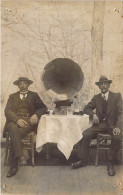 Musique - Gramophone - Hommes Assis De Part Et D'autre D'une Table Où Est Posé L'instrument - Carte Postale Ancienne - Musik Und Musikanten