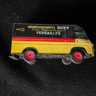 JOUET MINIATURE Camion Publicitaire Automobile Véhicule RENAULT SAVIEM Pub DEMENAGEMENT HUET 78 VERSAILLES Rue P DANGEAU - Nutzfahrzeuge