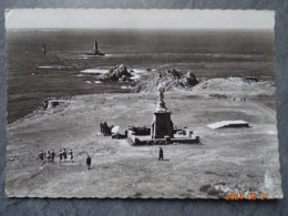 STATUE DE NOTRE DAME DES NAUFRAGES ET LE PHARE DE LA VIEILLE - La Pointe Du Raz