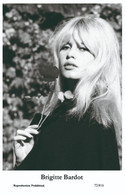 BRIGITTE BARDOT - Film Star Pin Up PHOTO POSTCARD - 72/816 Swiftsure Postcard Year 2000 - Artiesten