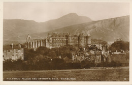 PC41648 Holyrood Palace And Arthurs Seat. Edinburgh. RP - Monde