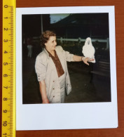 #11   Anonymous Persons - Woman Girl Femme Fille With Parrots - POLAROID - Anonyme Personen