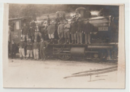 CARTE PHOTO ( Légèrement Recoupée ) - TRAIN - CHEMIN DE FER DE L' EST ( SERIE 8 - N° 30.414 ) CHEMINOTS - MILITAIRES - - Eisenbahnen