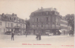 27 - EURE - VERNON - LA PLACE D'EVREUX ET RUE D'ALBUFERA - ANCIENNE AUTOMOBILE DEVANT L HOTEL RESTAURANT  D'EVREUX - Vernon