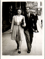 Photographie Photo Vintage Snapshot Photographe De Rue Marche Couple Mode - Anonyme Personen