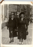 Photographie Photo Vintage Snapshot Photographe De Rue Marche Femme Mode - Anonyme Personen