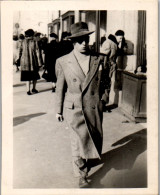 Photographie Photo Vintage Snapshot Photographe De Rue Marche Homme Mode - Anonieme Personen