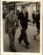 Photographie Photo Vintage Snapshot Photographe De Rue Marche Homme Mode - Anonymous Persons