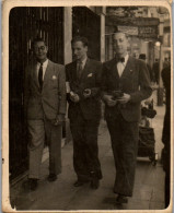 Photographie Photo Vintage Snapshot Photographe De Rue Marche Homme Vichy - Anonyme Personen