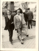 Photographie Photo Vintage Snapshot Photographe De Rue Marche Homme Bordeaux  - Anonieme Personen