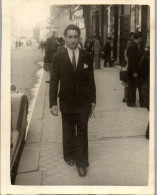 Photographie Photo Vintage Snapshot Photographe De Rue Marche Homme Mode - Anonieme Personen