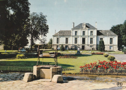 MONTAIGU. - L'Hôtel De Ville Et Ses Jardins - Montaigu