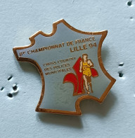 Pin's Cross Country Des Polices Municipales 8e Championnat De FRance Lille 94 Carte France - Policia