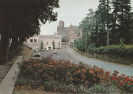 MONTAIGU. - La Pelouse Du Pont-Jarlet Et L'Eglise - Montaigu