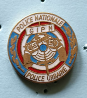 Pin's GIPN Groupe D'intervention De La Police Nationale Et Urbaine Revolver - Policia