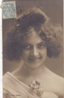 FEMMES. CPA FANTAISIE . JEUNE FEMME . PORTRAIT DE FACE. SOURIRE. COIFFURE. ANNEE 1905 + TEXTE . - Femmes