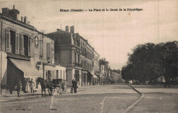 33 BLAYE LA PLACE ET LE COURS DE LA REPUBLIQUE CARIOLE A CHEVAL SUR LA RUE PAVEE DEVANT LA BOUCHERIE - Blaye