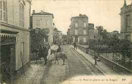 17 JONZAC. Le Pont De Pierre Sur La Seugne Avec Des Cavaliers 1915 - Jonzac