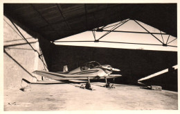 Miandrivazo - Photo Ancienne - Aéroport - Avion JODEL Dans Un Hangar - Aviation - Madagascar - 8,5x13,5 Cm - Madagascar