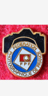 SUPER PIN'S PHOTOGRAPHIE FPF "FEDERATION PHOTHOGRAPHIQUE DE FRANCE" Signé BOUSSEMART - Photographie