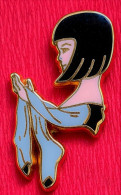 SUPER PIN'S PIN-UPS, Mode, En Zamac Base Or, Hommage à Marie LYBERTY 3,5X2cm - Pin-Ups