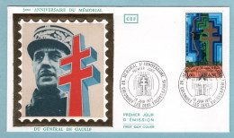 FDC France 1977 - 5e Anniversaire Mémorial Général Charles De Gaulle - YT 1941 - Colombey Les Deux églises (soie) - 1970-1979