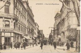 PC39379 Avignon. Rue De La Republique. M. F. Beau - Monde