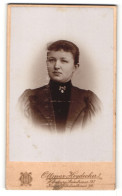 Fotografie Ottmar Heydecker, Hamburg, Portrait Junge Dame Mit Zurückgebundenem Haar Im Hübschen Kleid  - Personnes Anonymes