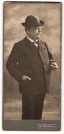 Fotografie A. Dietrich, Glauchau & Waldenburg, Portrait älterer Herr In Anzug Mit Tirolerhut  - Personnes Anonymes