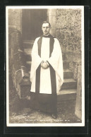 AK Reverend G. P. Bassett Kerry, M. A., Geistlicher Vor Den Stufen Seiner Kirche  - Autres & Non Classés